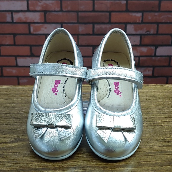 Dogi® Girls Platinum Flats wih Strap and Bow - Picture 5 of 6